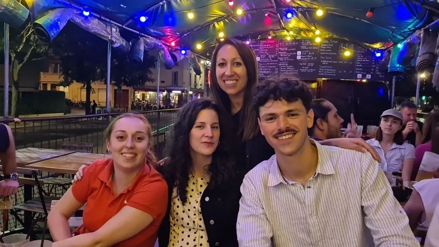 Quatre membres de l’équipe Rivage lors d’un afterwork sur une péniche