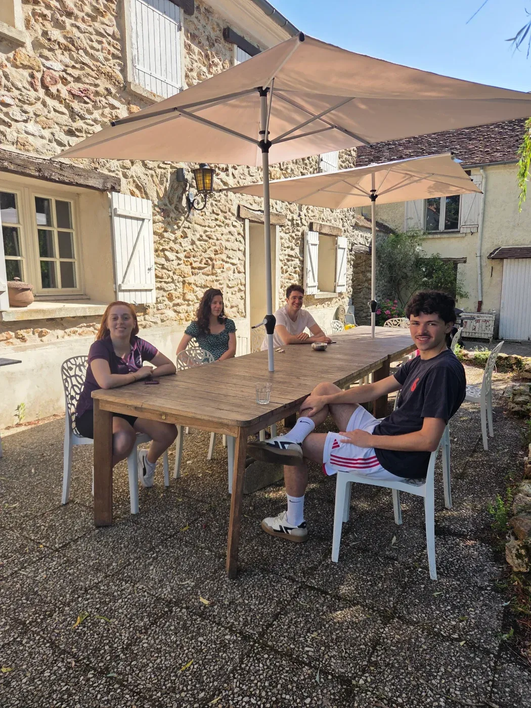 Moment de détente autour d’une table pendant le séminaire Rivage